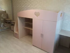 Рабочее место с тумбой + кровать с лестницей