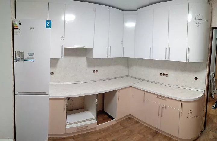 Кухня из пластика на заказ А-715 белая